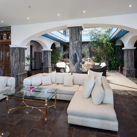 Unique With Outdoor Hot Tub וילה
